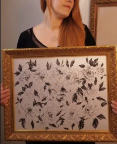 Natalia con uno de sus dibujos enmarcados